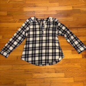 IZOD Black & White Buffalo Check V-Neck Long Sleeve Top – Size Medium
